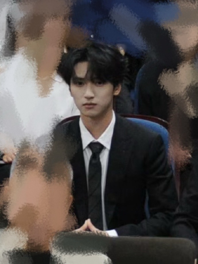 严浩翔答辩大合照严浩翔衬衫西装高智味  严浩翔答辩大合照，严浩翔衬衫西装高智味，