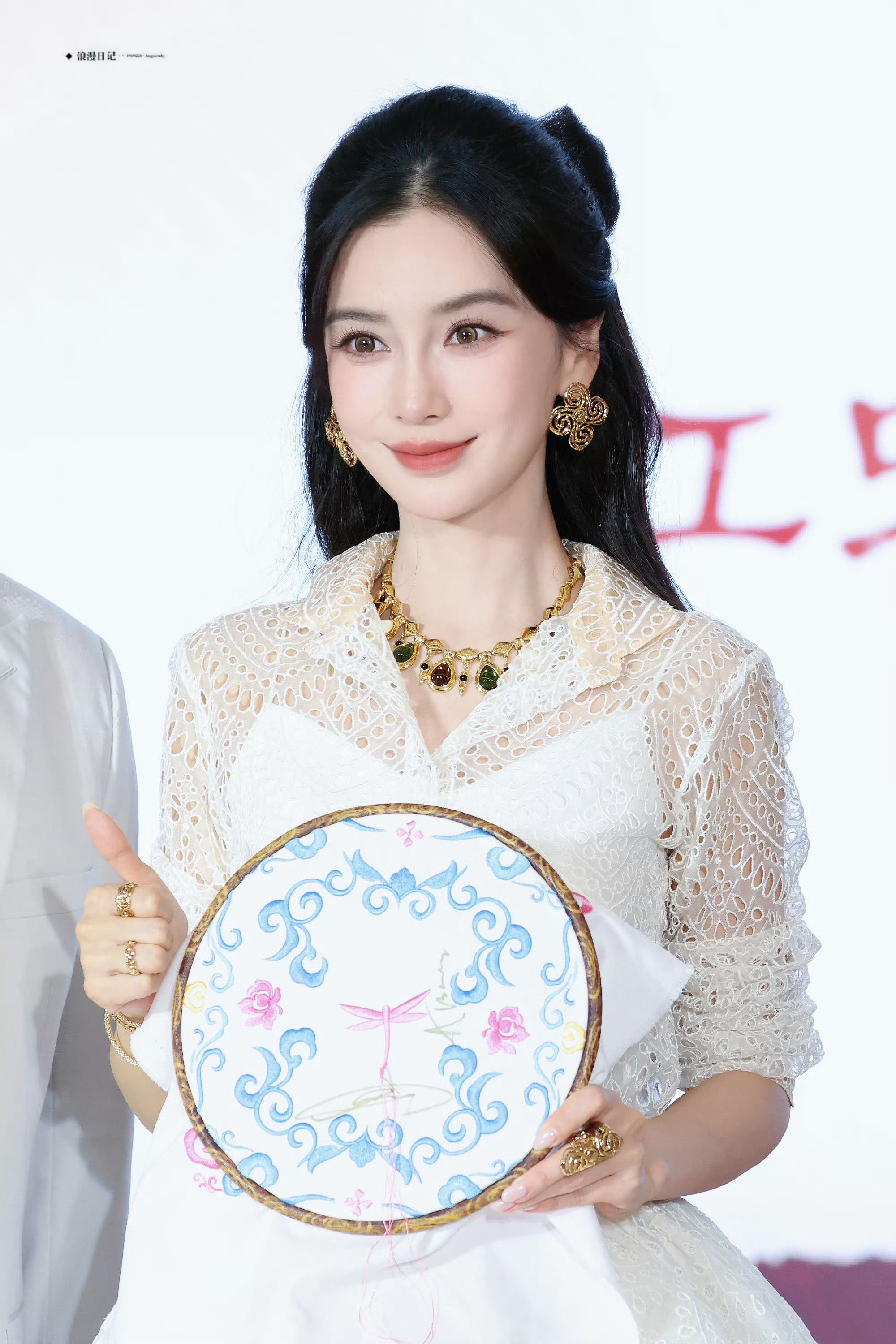 Angelababy像是来和我结婚的 正面像猫耳朵，侧面蝴蝶结  姐妹这种夫妻之