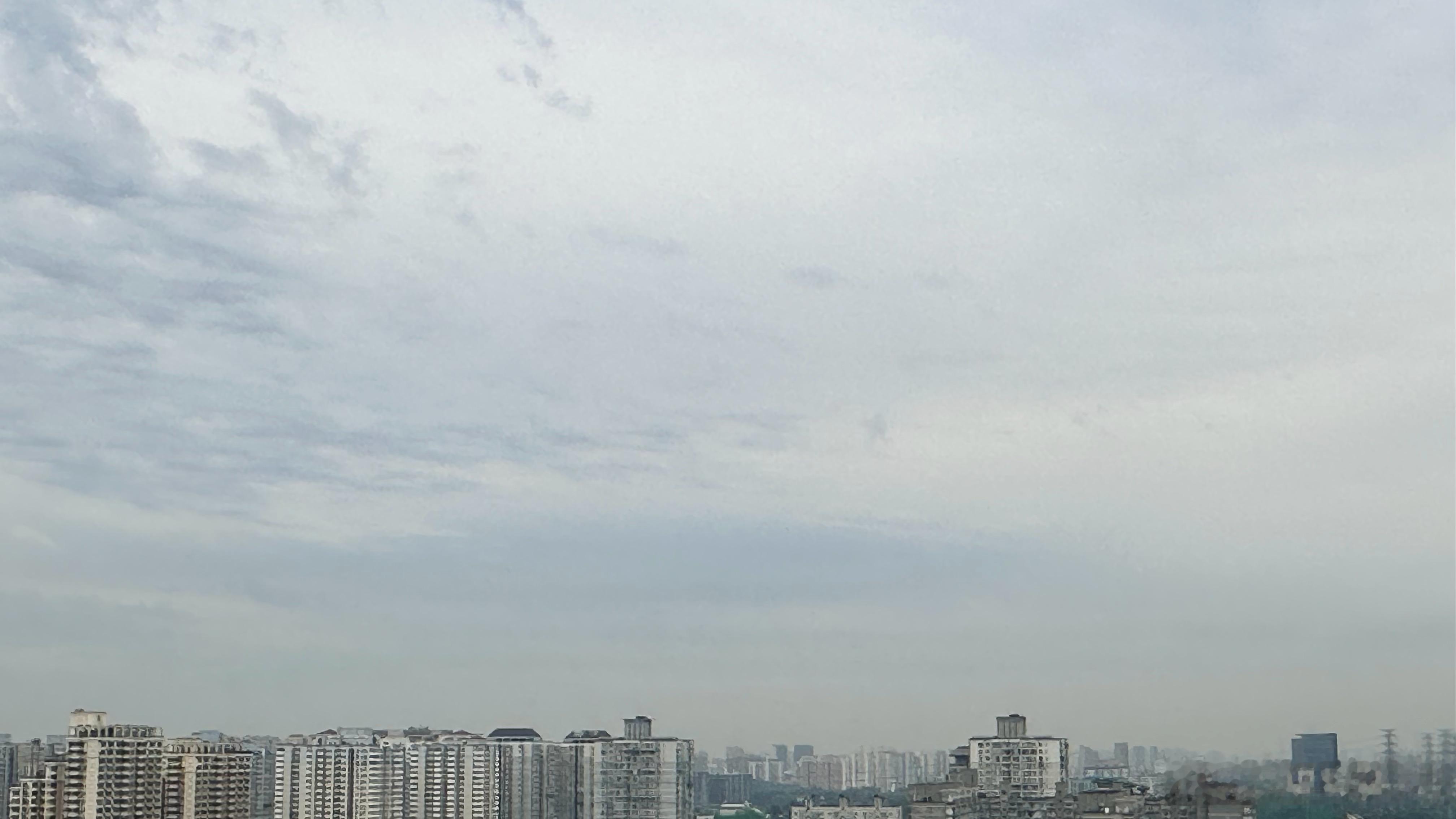 6:01 芳草有情皆碍马，好云无处不遮楼。与火星第一猫一起早起看日出