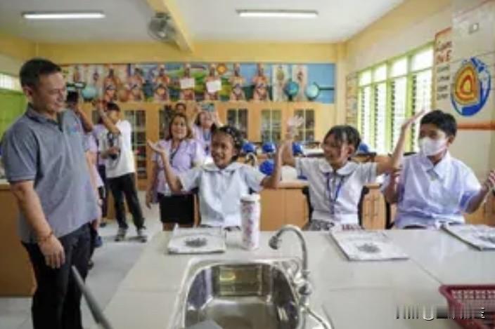 菲律宾教育部本周五重点介绍了拉斯皮纳斯市两所公立学校的供餐计划与学业帮扶计划成效