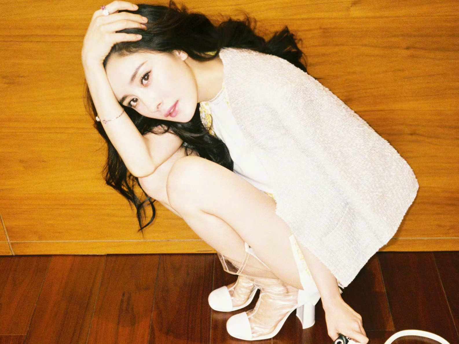 杨幂透明长靴这不得老有味了 