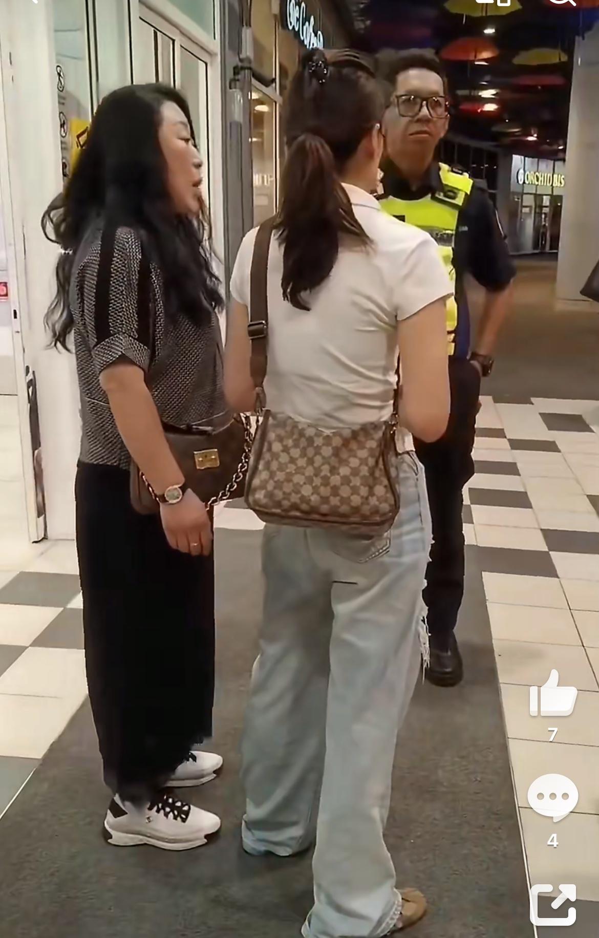 两女子自称上海人新加坡酒店门口借钱，谎称身上没钱住酒店。1月7日，两女子说是从上