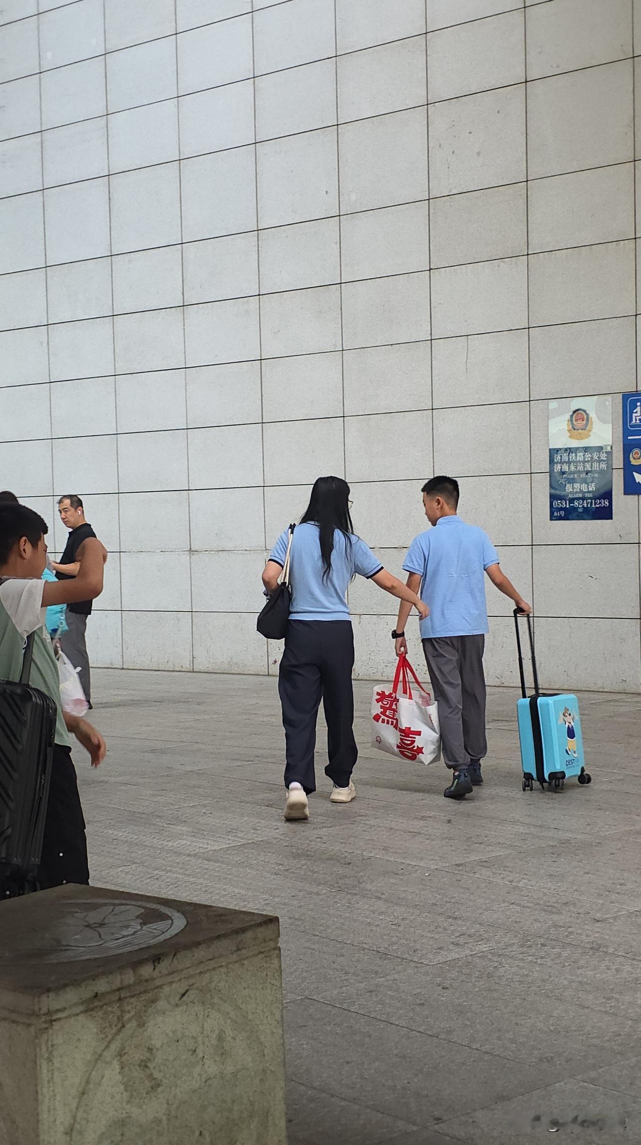 把女儿和外孙送到车站，回到家心里就像被掏空了一样……

看到外孙用过的杯子、喝剩