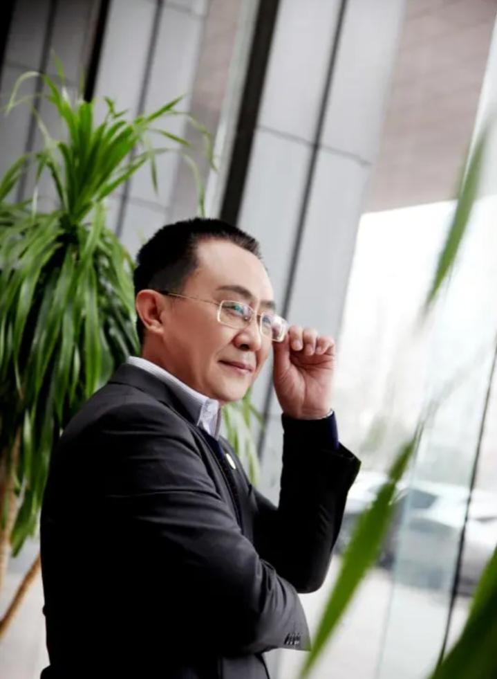 李向安律师真的替退休老人提起诉讼了吗？
李向安律师的真实身份为：北京市两高律师事