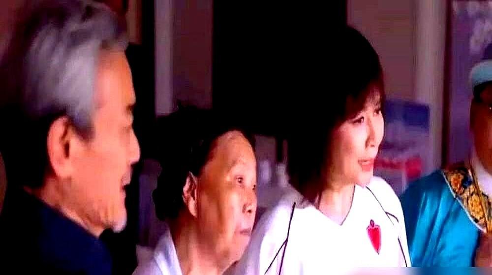一天3万，给一个农村大妈，很多人说周星驰在胡闹。

横店的群演，一天80块都难挣
