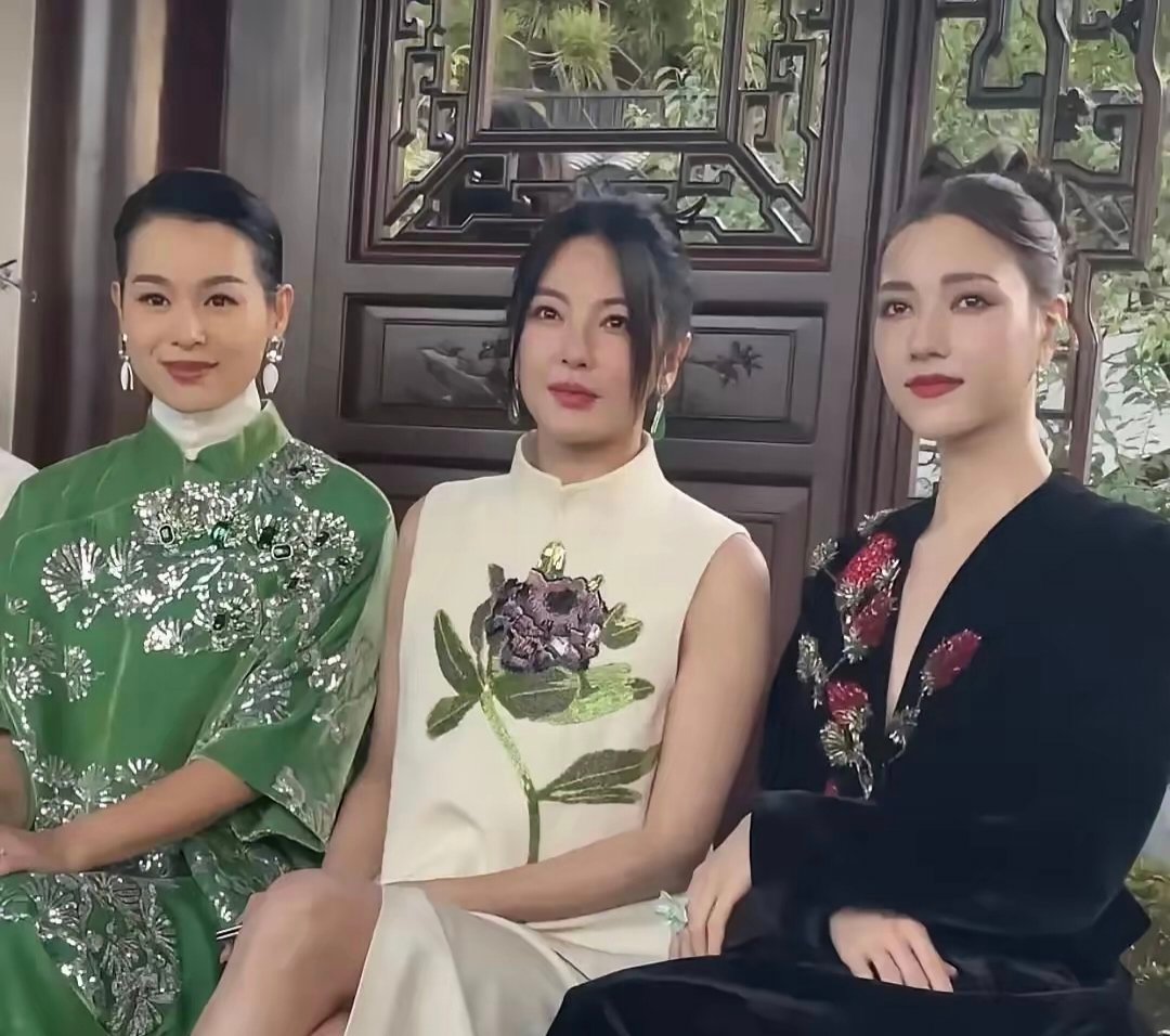 胡杏儿与张雨绮、娜然同框，瞬间黯然失色，输赢一目了然，年轻还是有用啊 ​​​