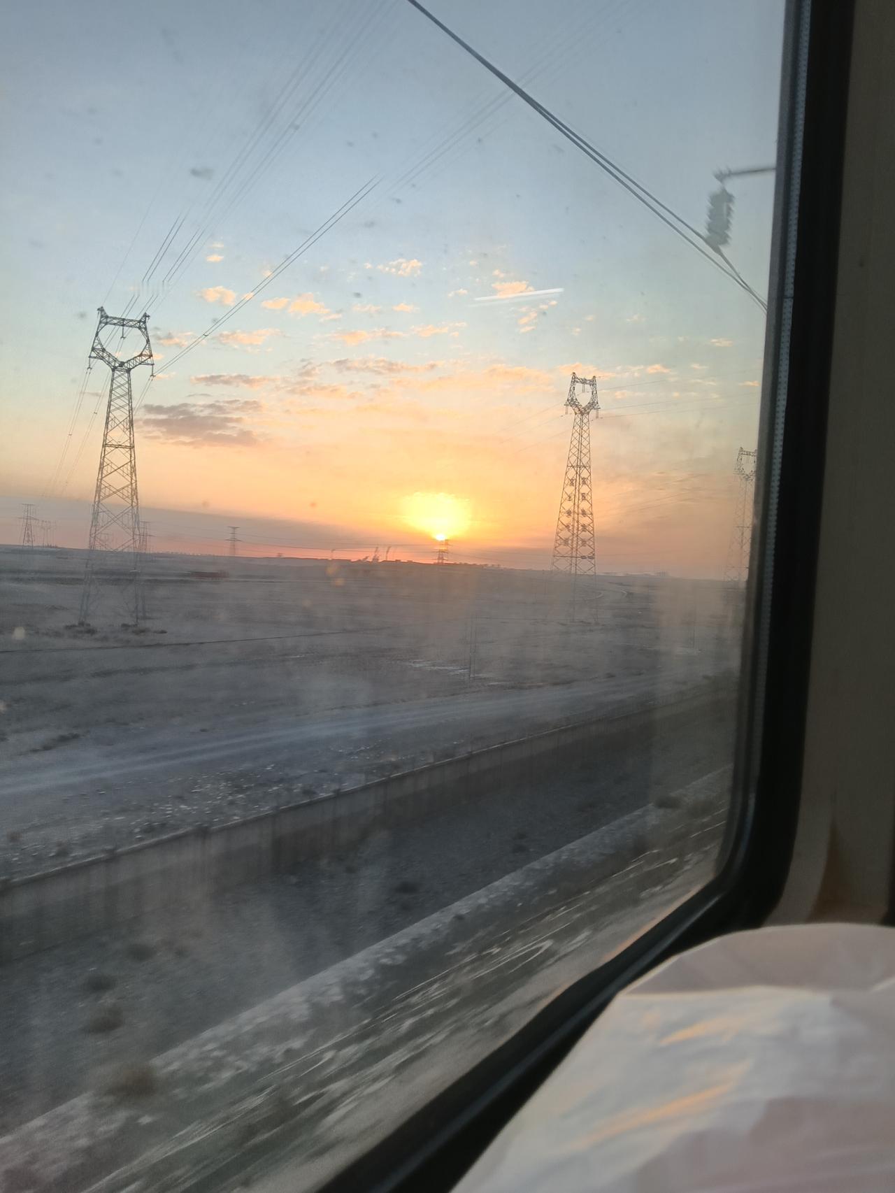 今天清明节
怀念故去亲人泪汪汪
清明时节雨纷纷，路上行人欲断魂。