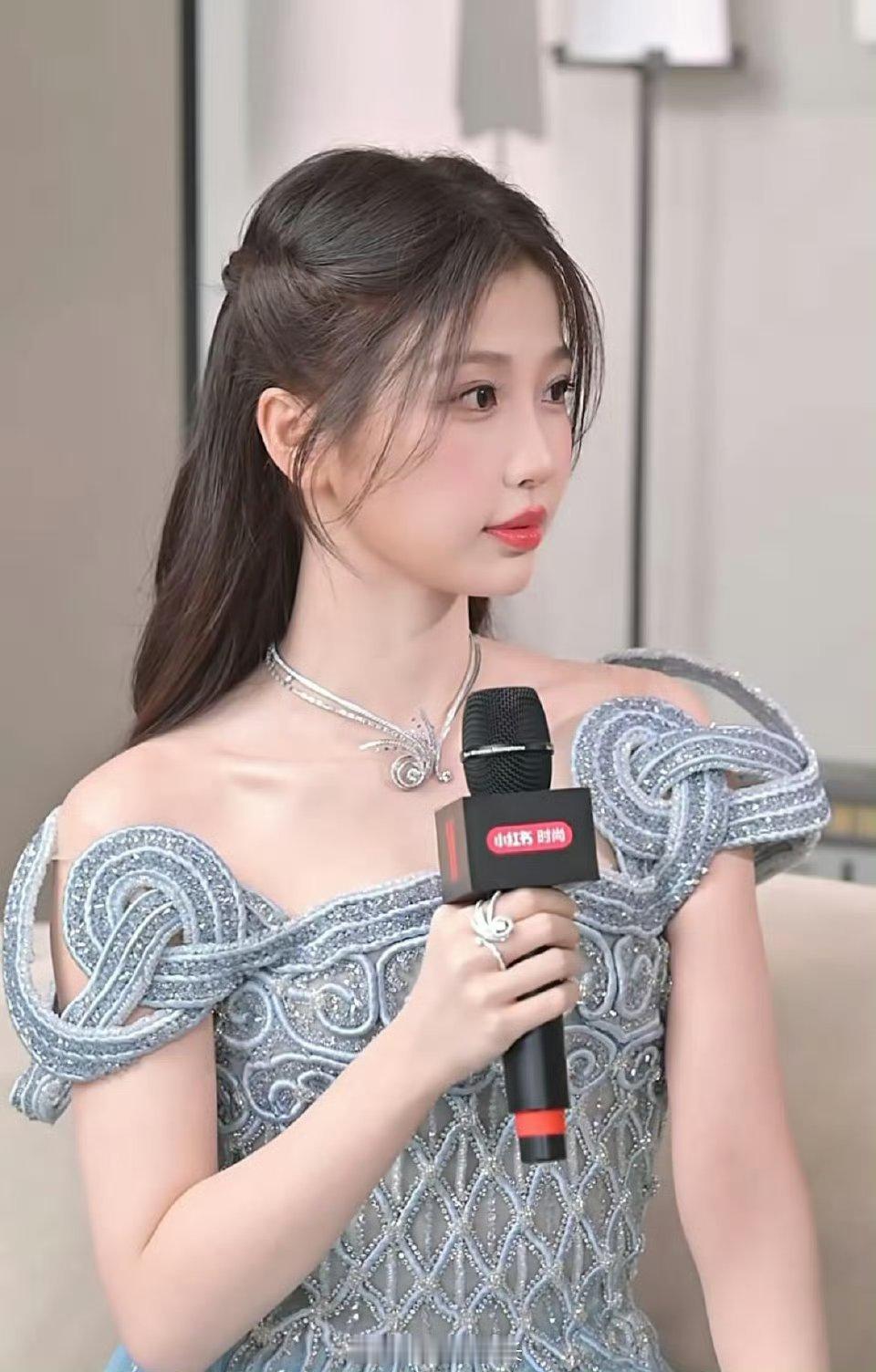 虞书欣W盛典公主裙这完全是小女孩一枚！！ ​​​