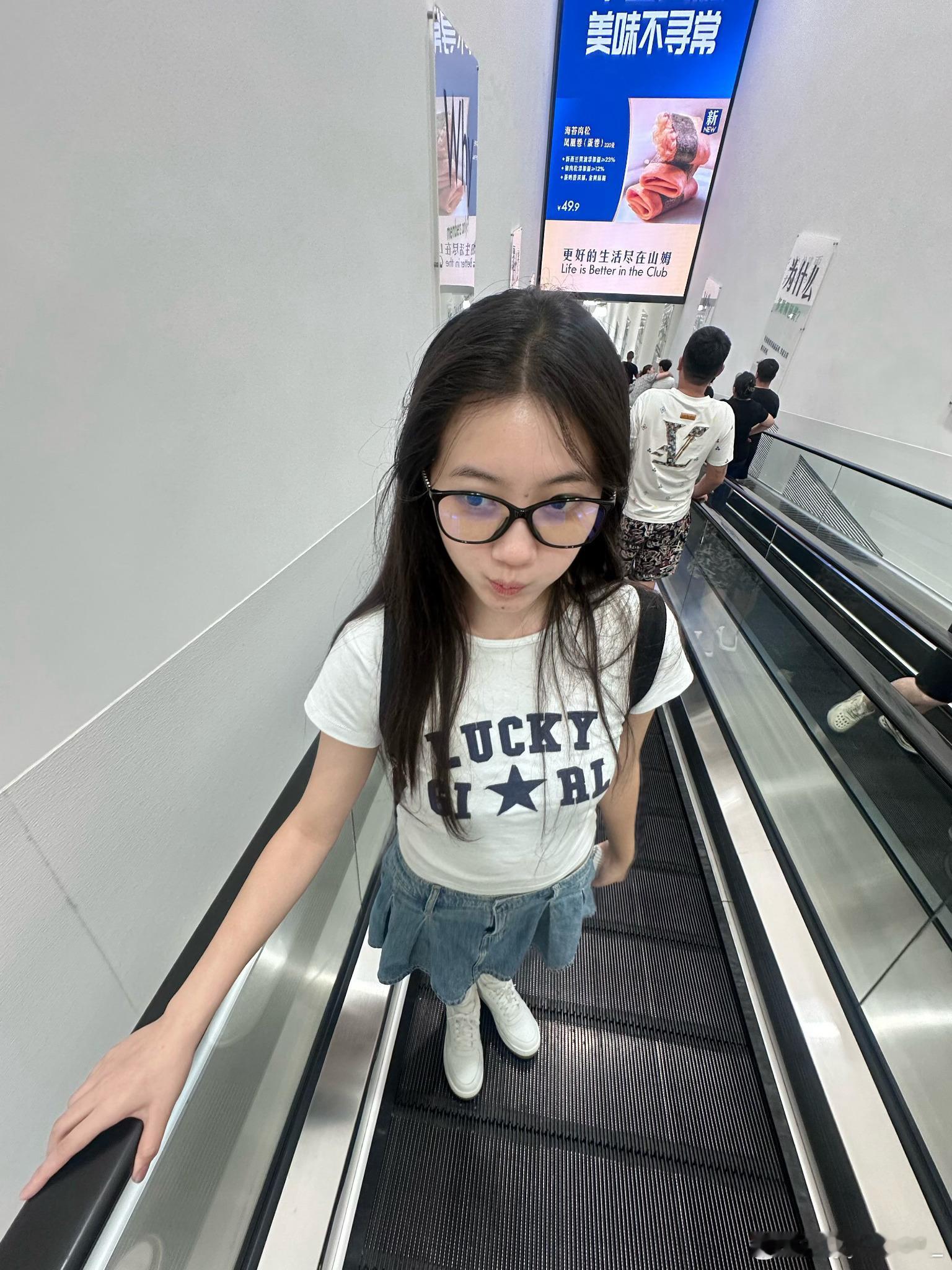出现一下[哈哈]最近好爱广角拍照 ​​​