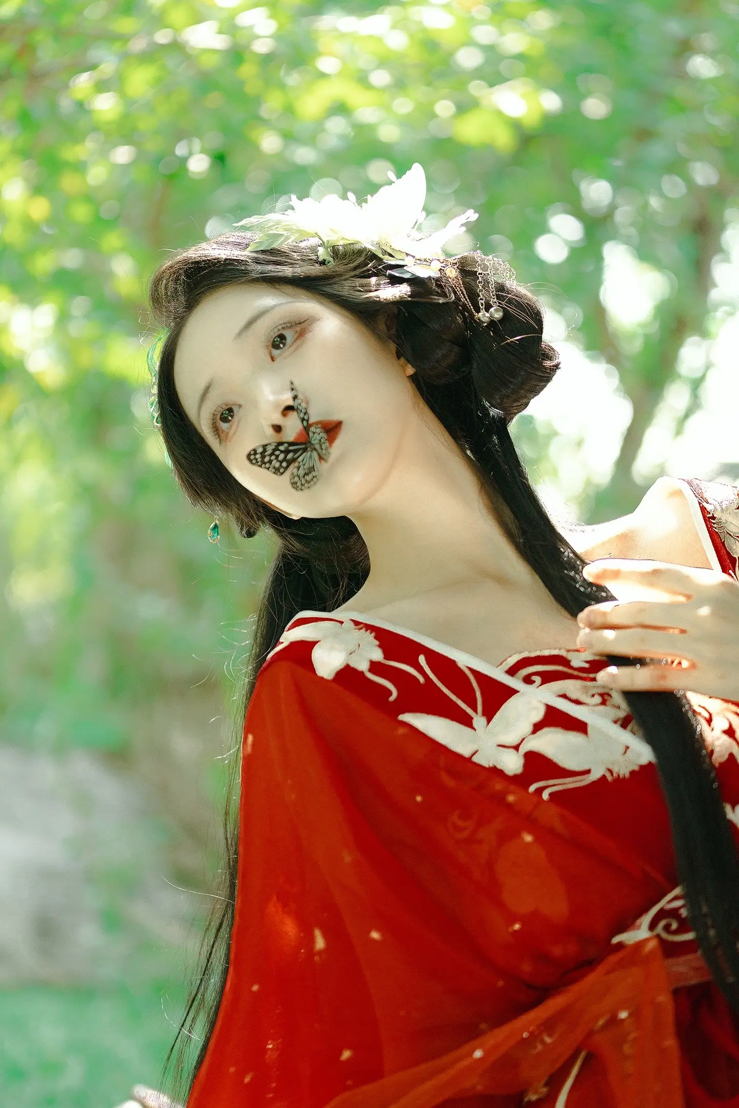 要一百个春天生死，蝴蝶才能忘却相思。其实红与绿色调搭配很好看