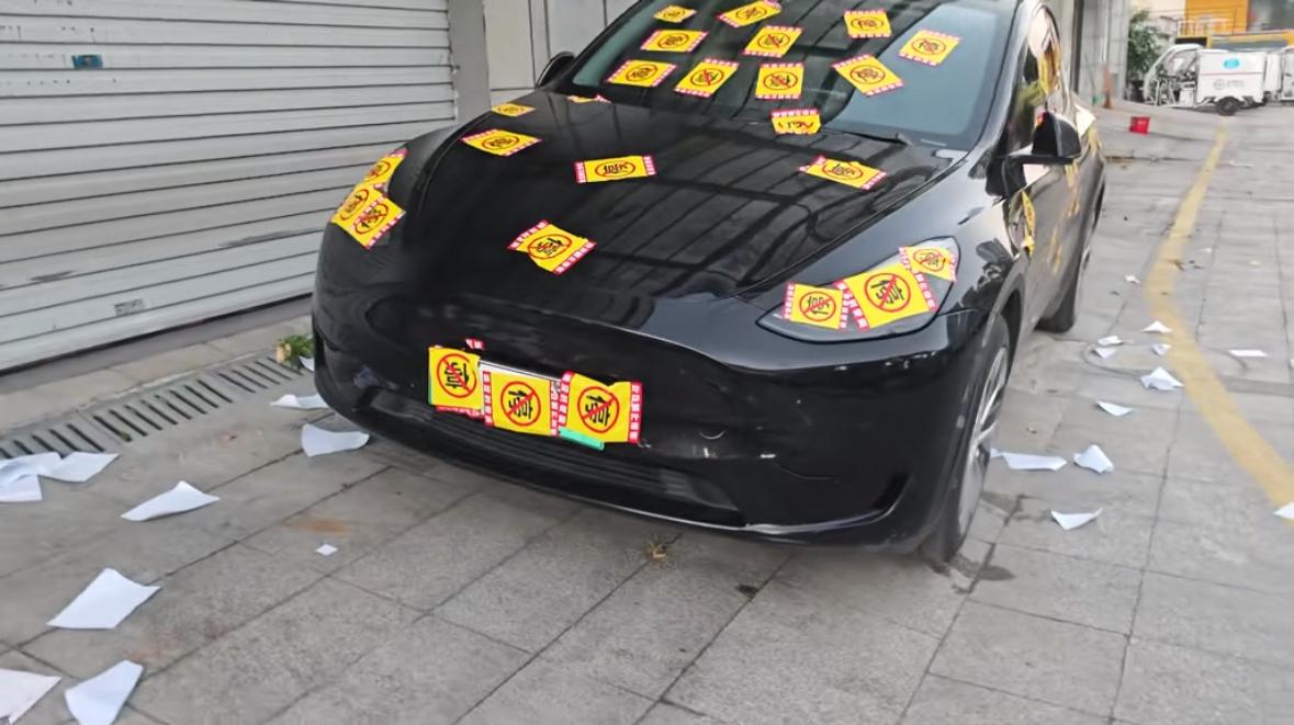 真诚发问，违停确实可恶，但是把人家玻璃大灯全贴满了会不会被追责啊？我们小区也有个