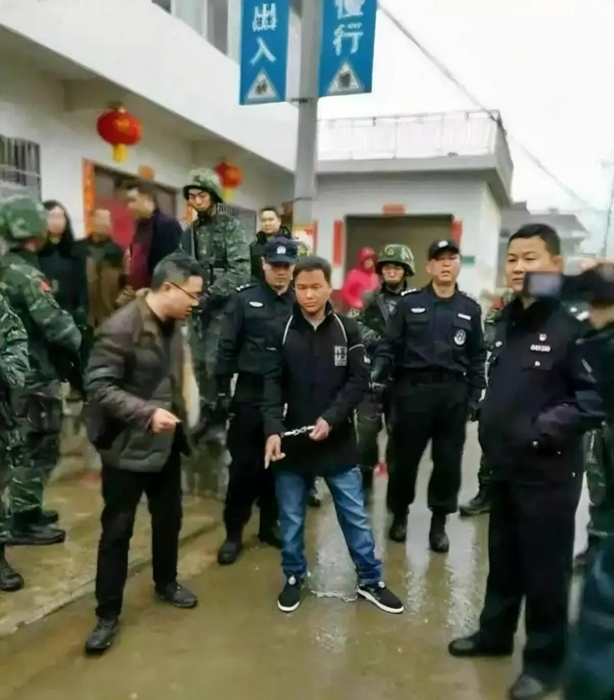 2018年，陕西汉中，张扣扣在警方的押送下，回到案发地点，指认现场时，拍下的一张