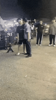 这样打人真可怕

不知什么原因，男子和保安打起来了，男子下手太狠了，朝保安脸上打