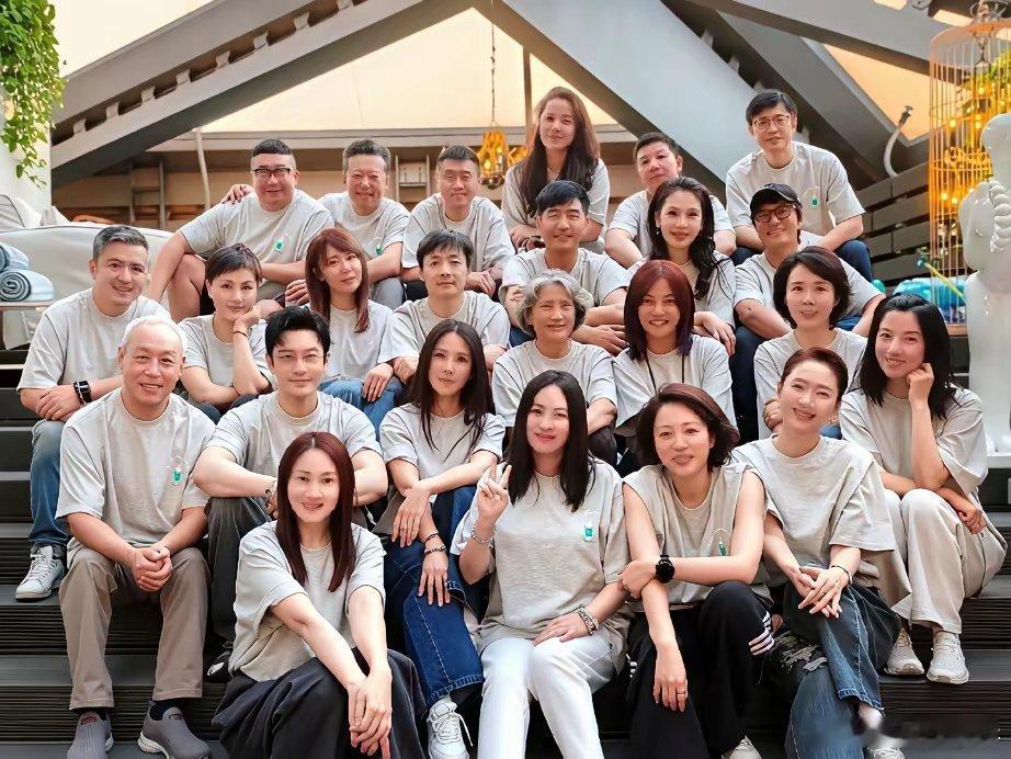 靳东老婆李佳最近露面参加同学聚会，原来她和黄晓明，陈坤，祖峰等人都是大学同班同学