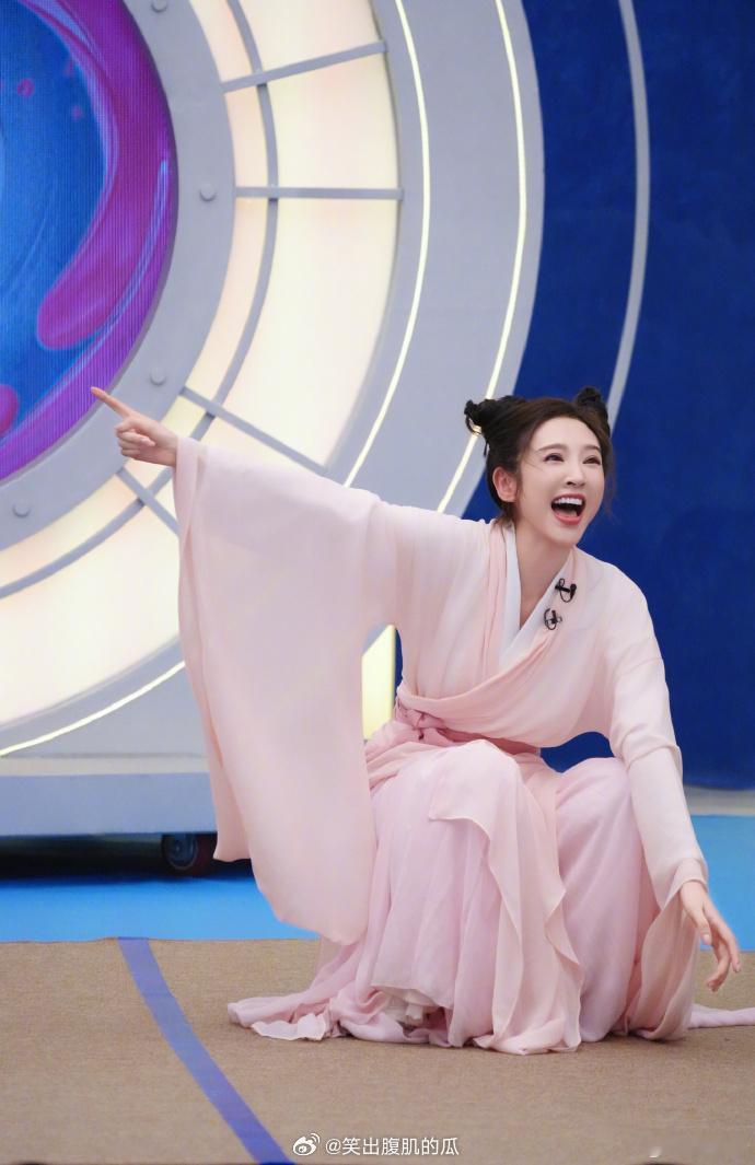 唐艺昕今天是牛角包唐艺昕田灵儿妆造 被牛角包头的唐艺昕萌晕！田灵儿妆造完整上线，
