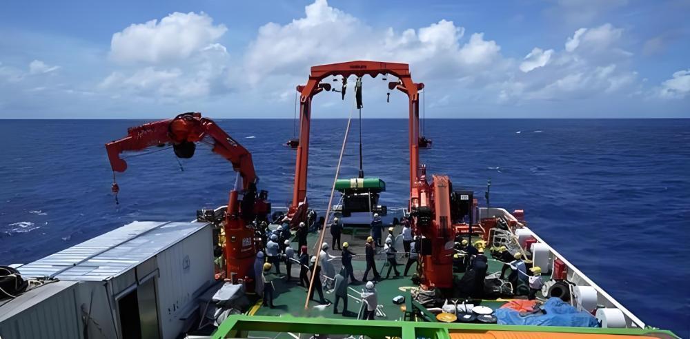 稀土禁令动真格！日企被断供急挖深海，高市早苗硬撑要提前大选

1月12日，日本“