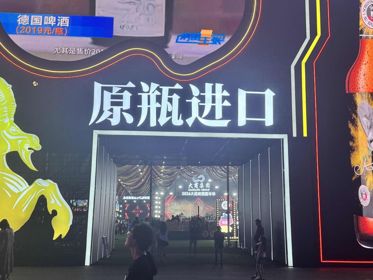 昨天我们打车，司机说了一个价格，我们立马上车走人。他懊悔的不行，说自己说的低了。