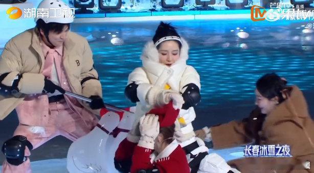 谢娜一人比赛全队慌张长春冰雪之夜直播长春冰雪之夜 这段真的又好笑又感动！谢娜在《