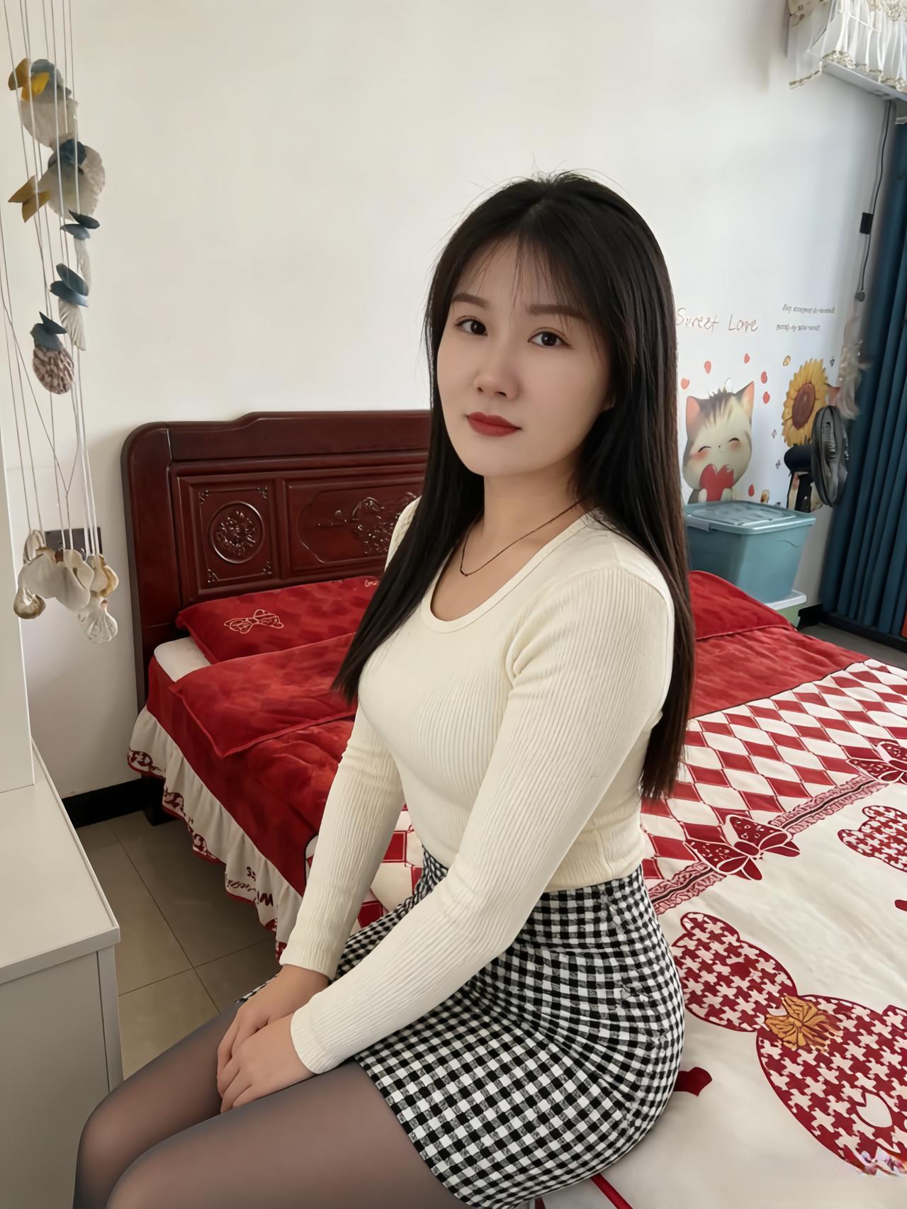 这方空间是她的岛屿
红与白的床是潮汐的边界
米白针织衫裹着未向外袒露的柔软
格子