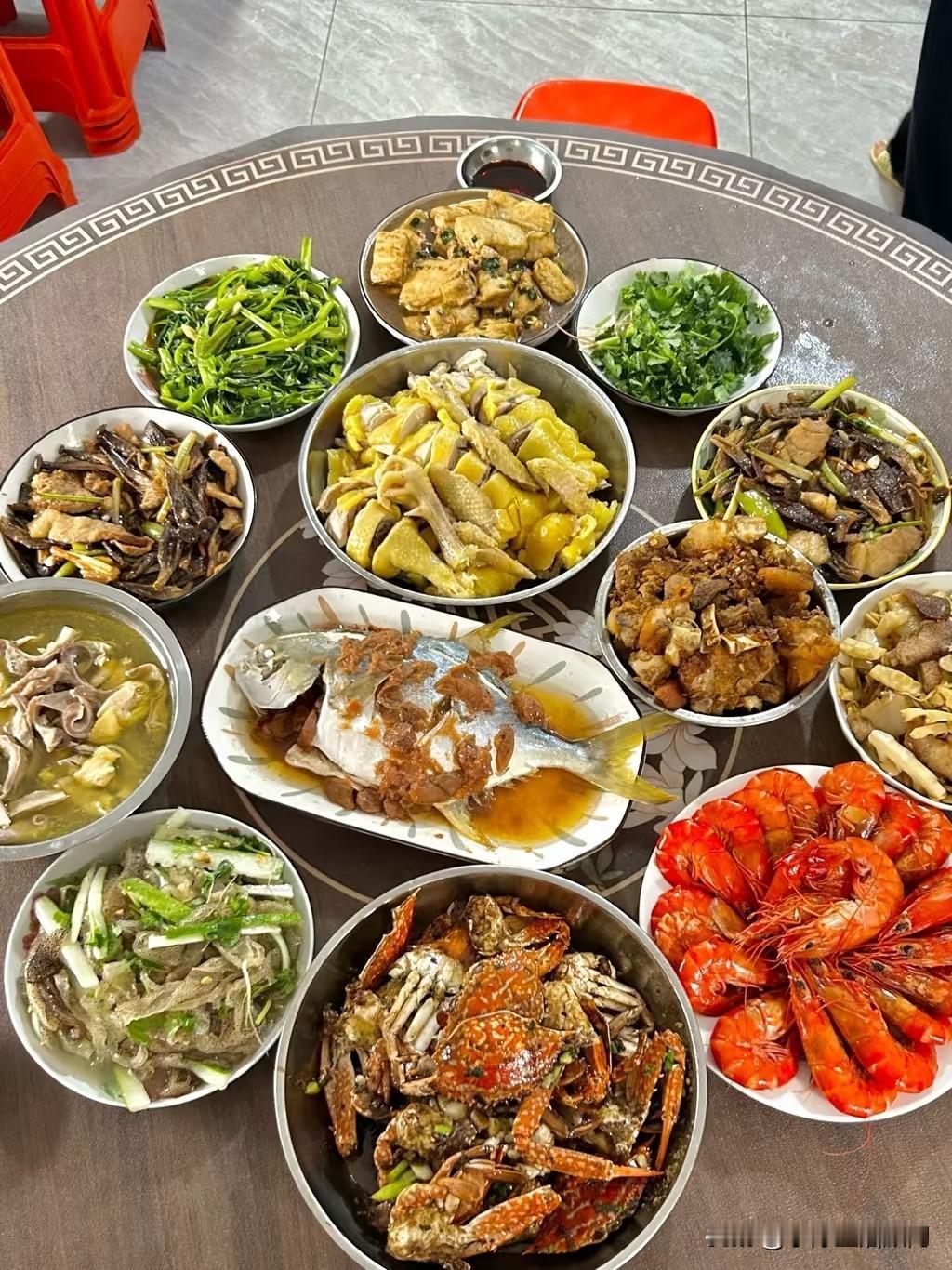 广东人的年夜饭，鸡鹅海鲜肯定不可少!!
一家人团团圆圆就是幸福!
祝大家新年快乐