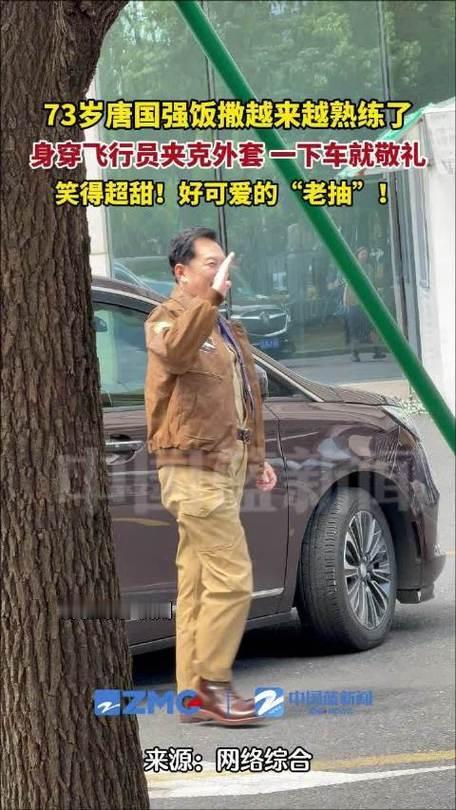 在《王牌对王牌9》发布会现场，一辆黑色轿车缓缓停下。车门打开，73岁的唐国强身着
