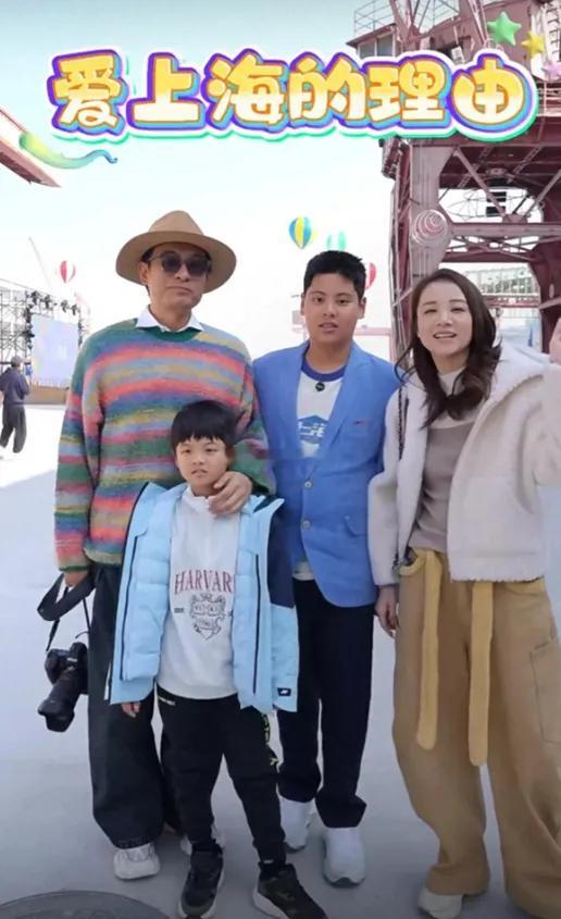 陈龙和章龄之的儿子酒酒获奖了，结果还是陈小春的儿子Jasper给颁奖的，两个孩子