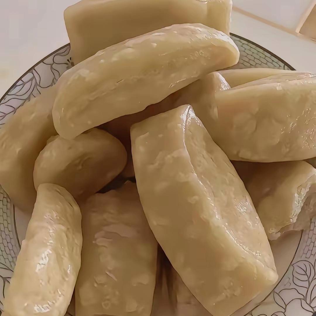 今中午蒸的馒头，明明面发的很好，蒸出来却是这样，不知道是那里出了问题，有懂的吗？