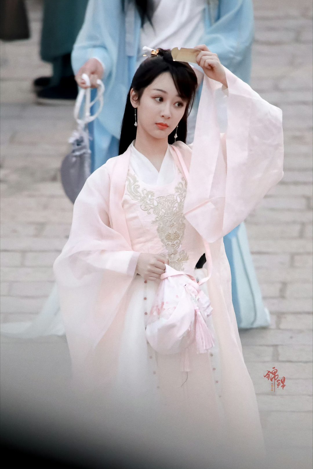 杨紫 yz杨紫董竹君  yz杨紫玉兰花开君再来 “彼时的少年站在成长的尽头，回首