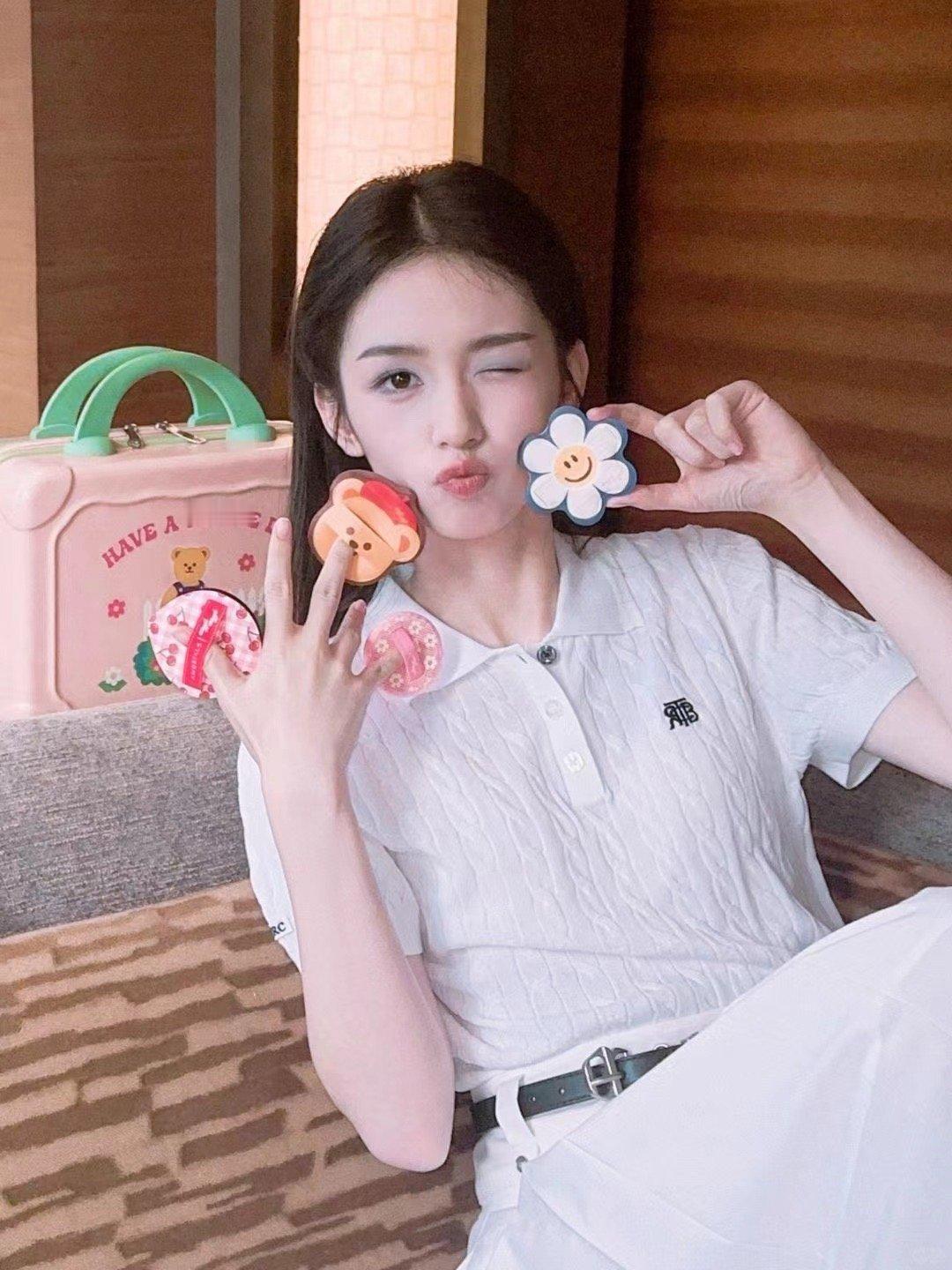 #周也美得很安心# 素谁还没被最近一次又一次被也子一波波造型狠狠美到！每个细节都