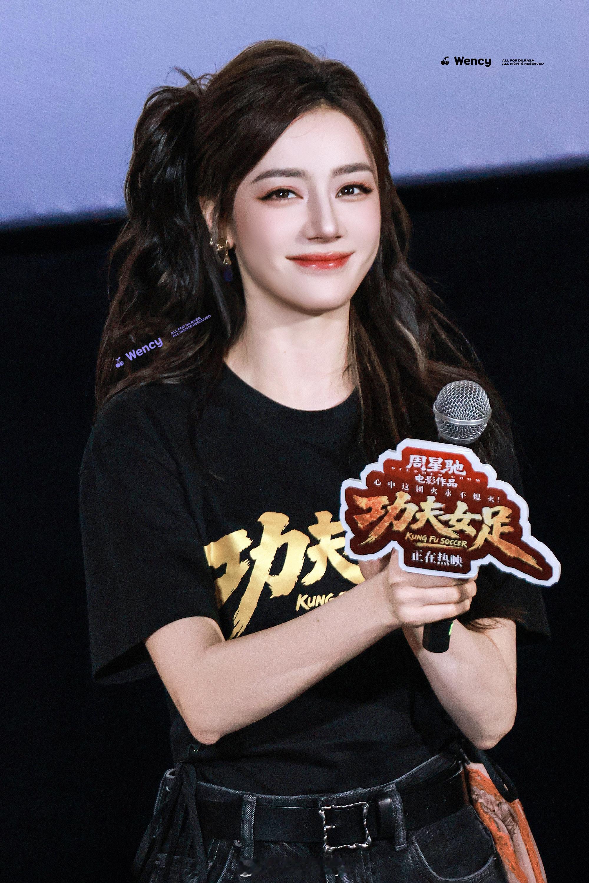 迪丽热巴手机放在屁兜里迪丽热巴嘟嘴超萌 路演抓拍趣味小细节，热巴将手机放在屁兜随