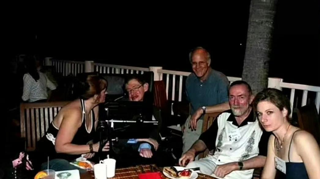 说实话当传出霍金也上了岛之时，我是不太相信的，因为在我的认知里，霍金都那样了，他