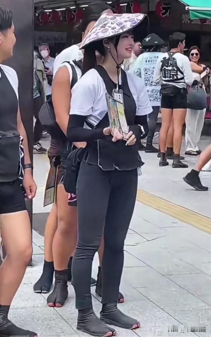 东京街头的人力车女孩是传统文化与现代活力的融合。

她们自愿选择这份高收入且具挑