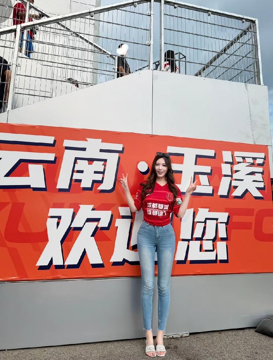 今日街拍，云南的美女都这么漂亮吗？
