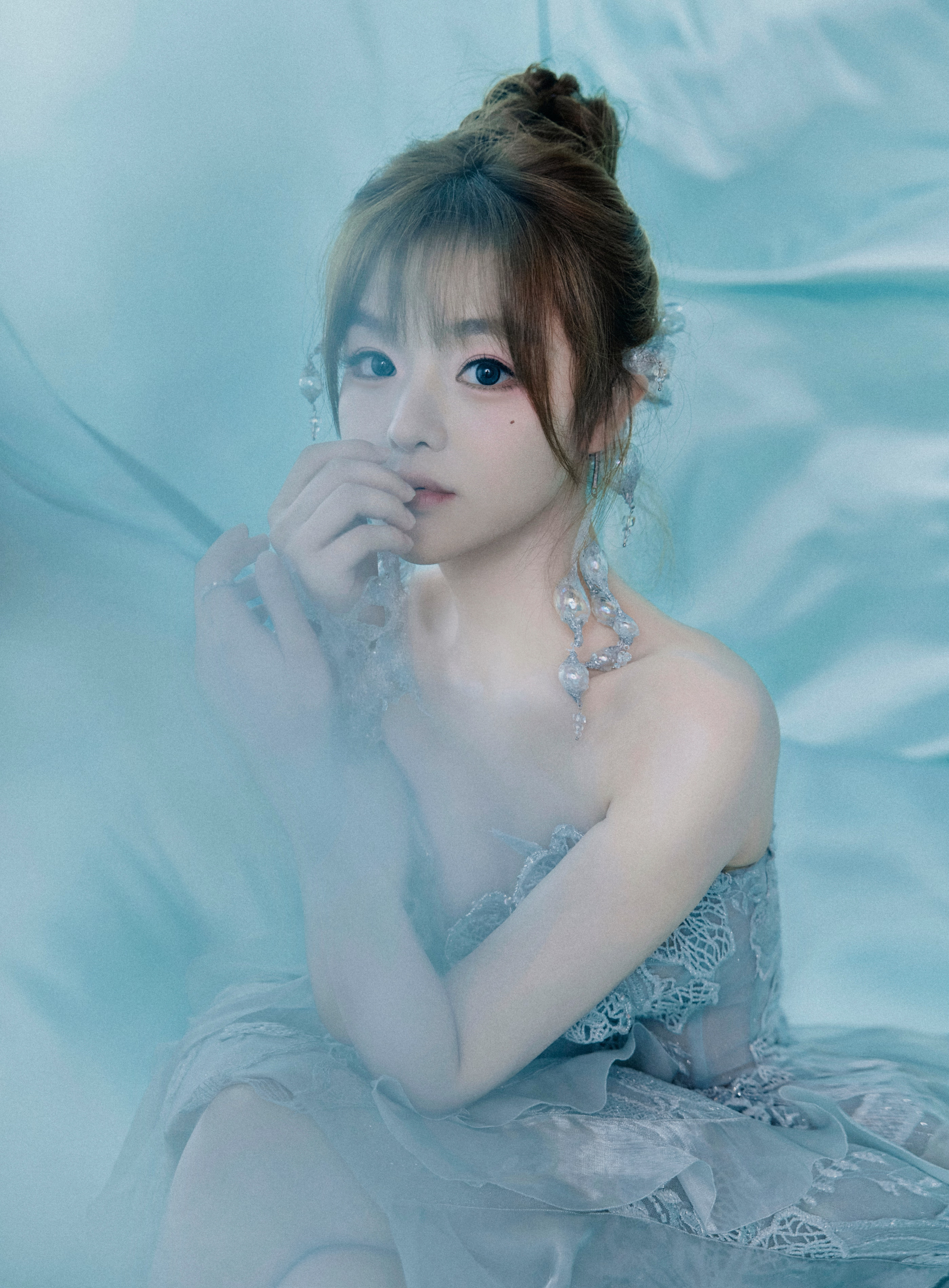 黄霄云  身着的那袭蓝色礼服，如同深海般神秘莫测，每一寸布料都散发着诱人的光泽，