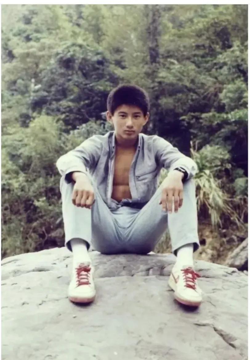 这个小男孩看着好熟悉，就是记不起来叫什么名字了，据说长大后成了家喻户晓的明星，你