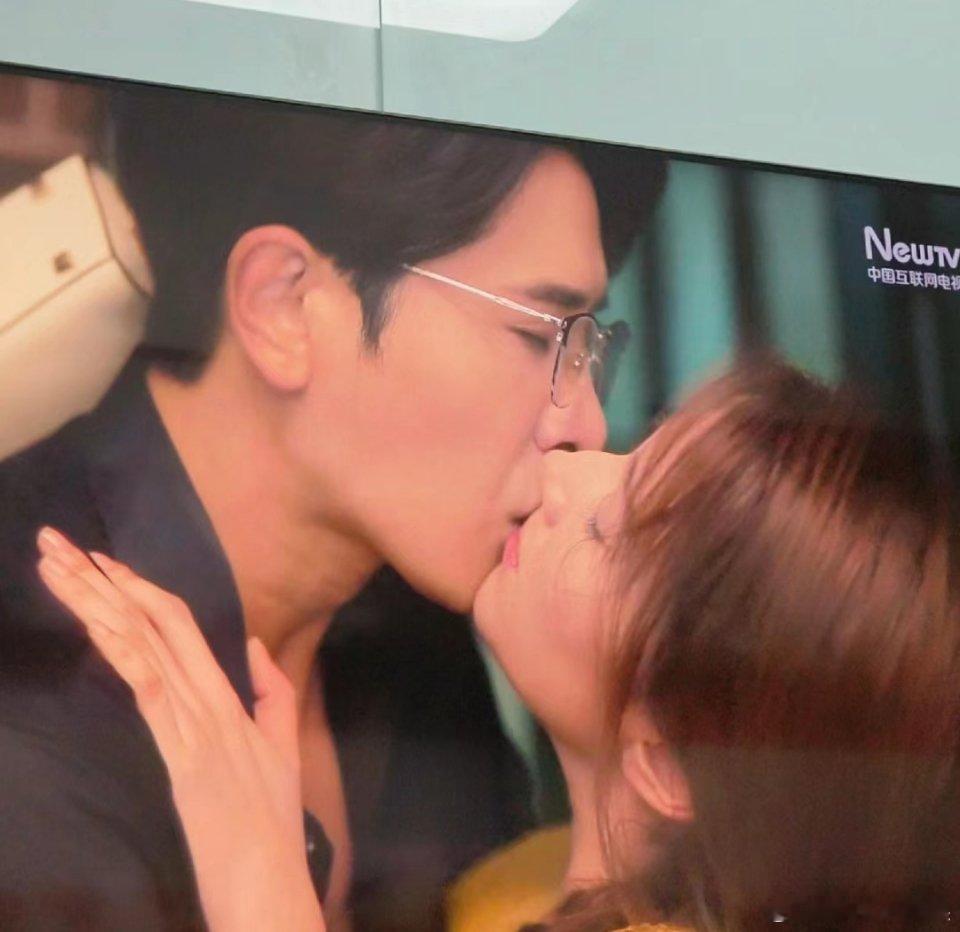 玫瑰的故事刘亦菲和彭冠英这真是辣眼睛。。 ​​​