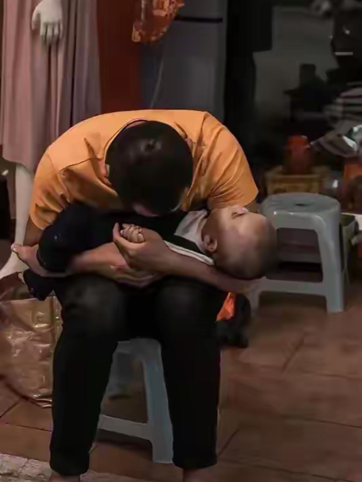 河南，一个6个月大的孩子，被医院宣告临床离世，爸爸强子抱着孩子在走廊尽头站了整整