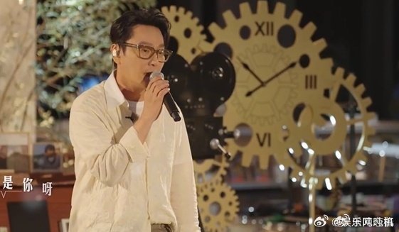 张信哲法拉利老了还是法拉利 有人说他老了，但在舞台上的他依旧神采奕奕，声音依旧充