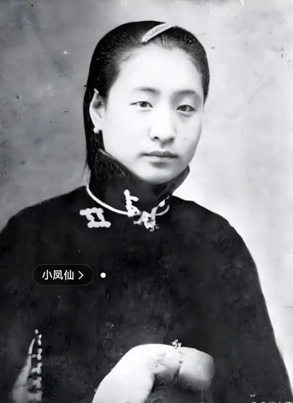 1916年，蔡锷病死了，小情人小凤仙参加完他的葬礼便消失了，直到1998年，她的