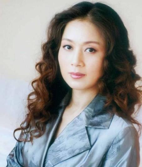 1992年，余秋雨二婚娶了小16岁的黄梅戏演员马兰，洞房花烛夜，余秋雨向妻子提出