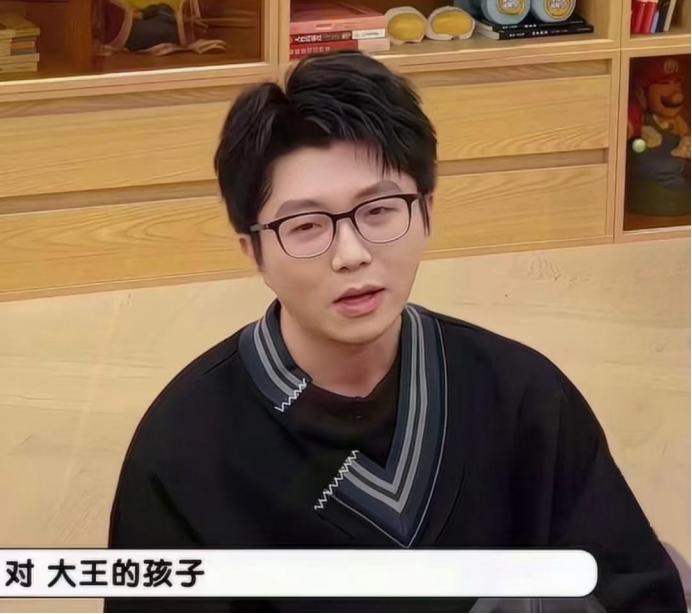 孟鹤堂：“毛毛是不是也当爹了？”

毛不易：“没有。”

孟鹤堂：“不是当干爹了