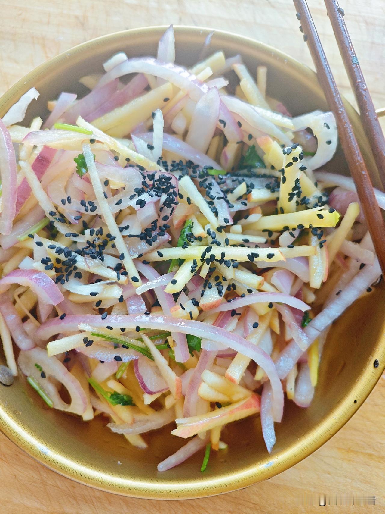 洋葱苹果丝，超强减脂菜，强推！
制作方法:苹果和洋葱切丝，用水腌制洋葱5分钟，去