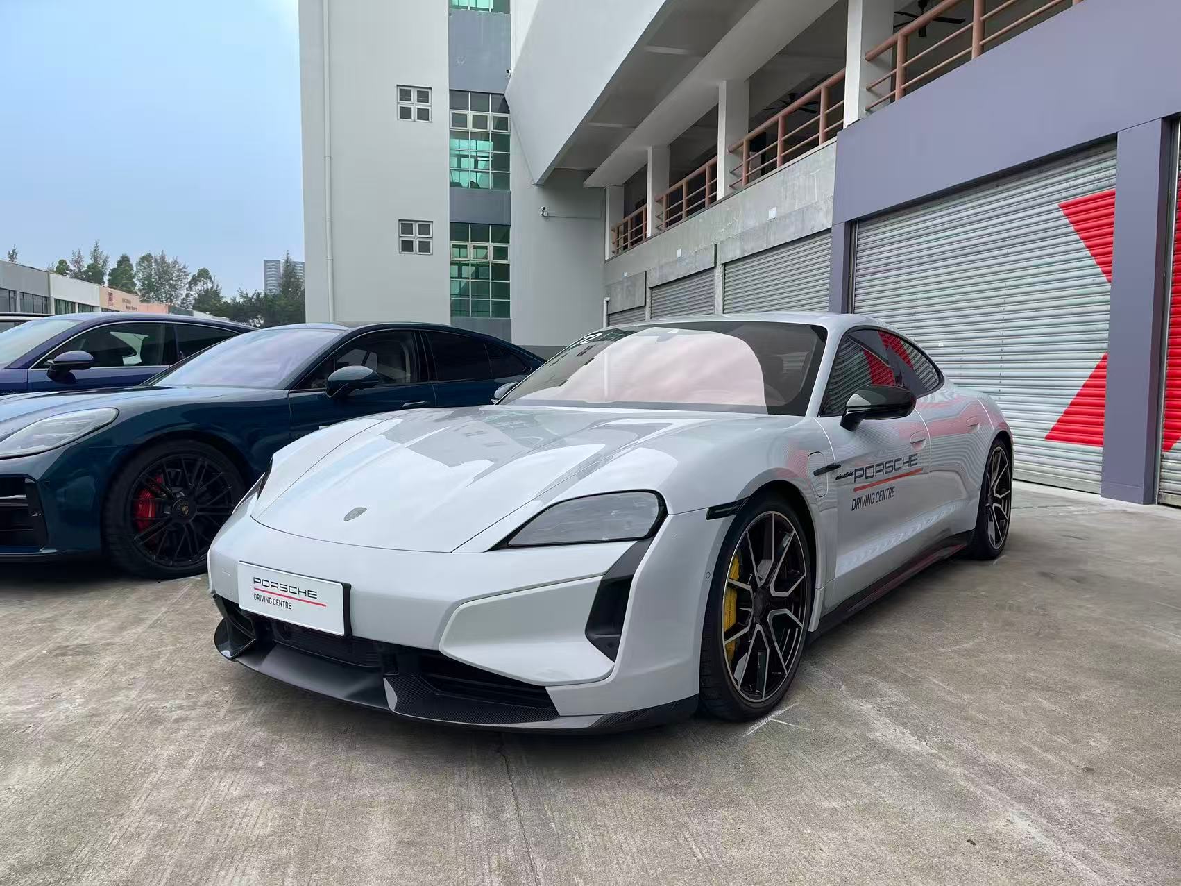 保时捷赛道日。一个有赛道文化传承的品牌，拿出来的是自己最骄傲的成绩和产品。当年作