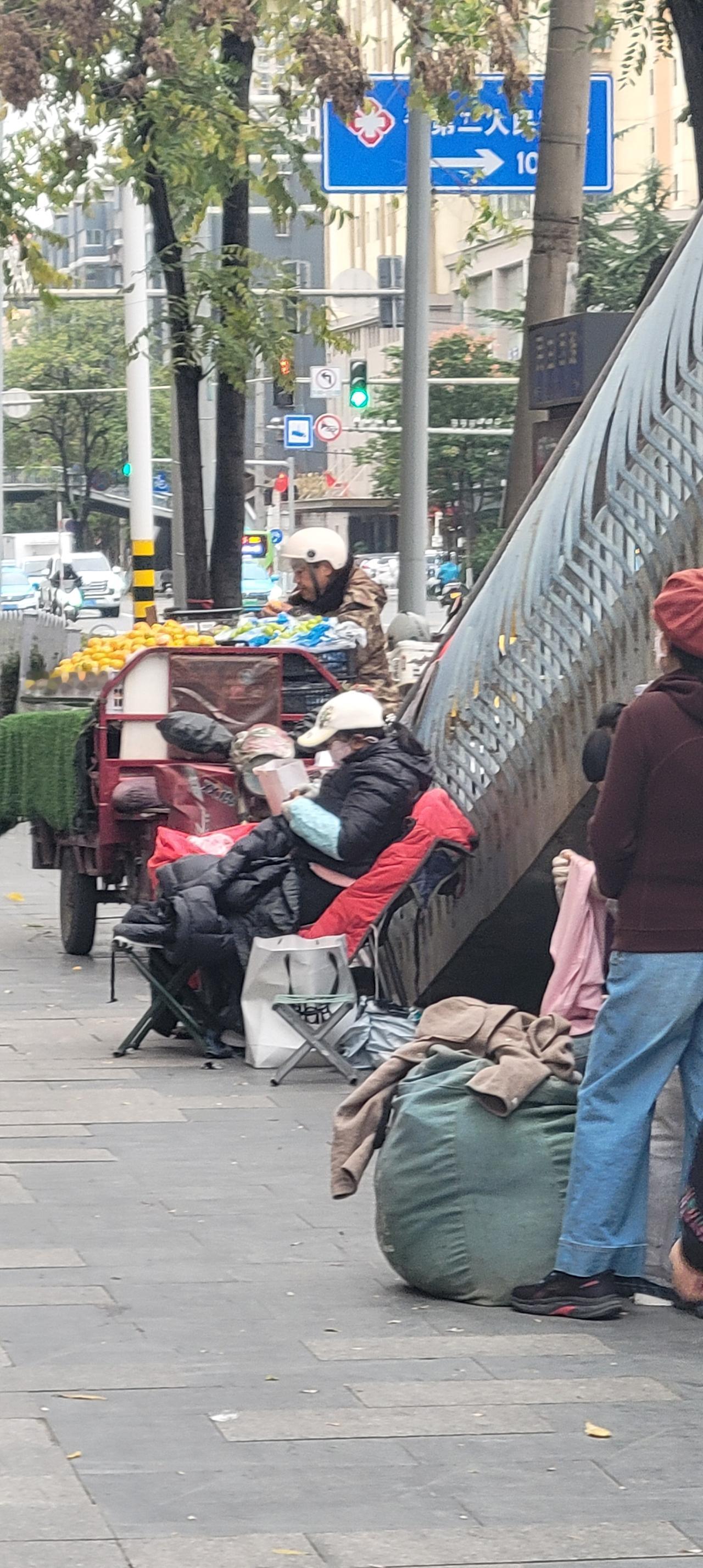 今天上午11:05分，兰州市城关区只有摄氏6度，寒风瑟瑟。我们经过兰州市城关区兰