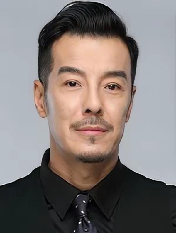 他演活了《情满四合院》里的许大茂，这个角色一看就让人恨，说明这个角色让他演活了，
