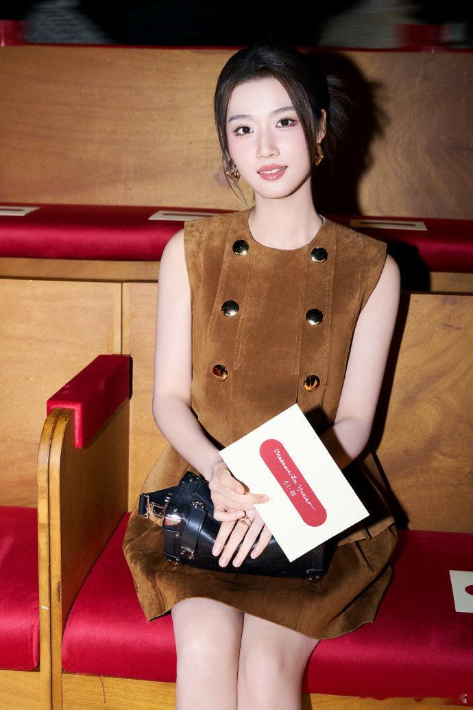 噜噜晓和lv气质也太配了恭喜噜噜晓拿下代言而且这次造型也太美了吧干净利落又不失温