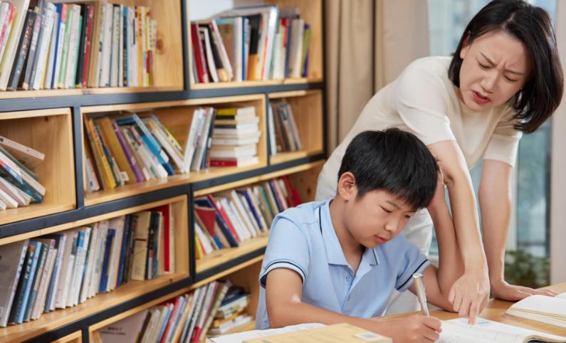 孩子做作业时4个习惯，或伤眼伤脑！比用平板还糟

很多家长担心孩子长时间用平板写