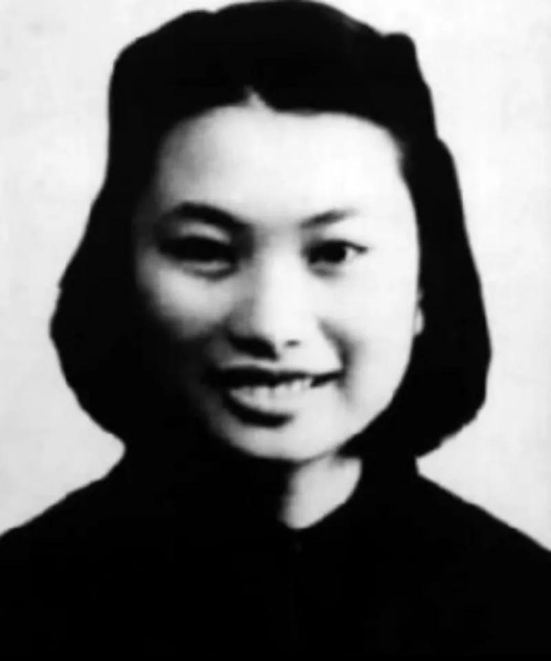 1950年，丁佑君被叛匪轮番玷污一整夜。次日，她又被扒光示众，此前她被灌辣椒水、