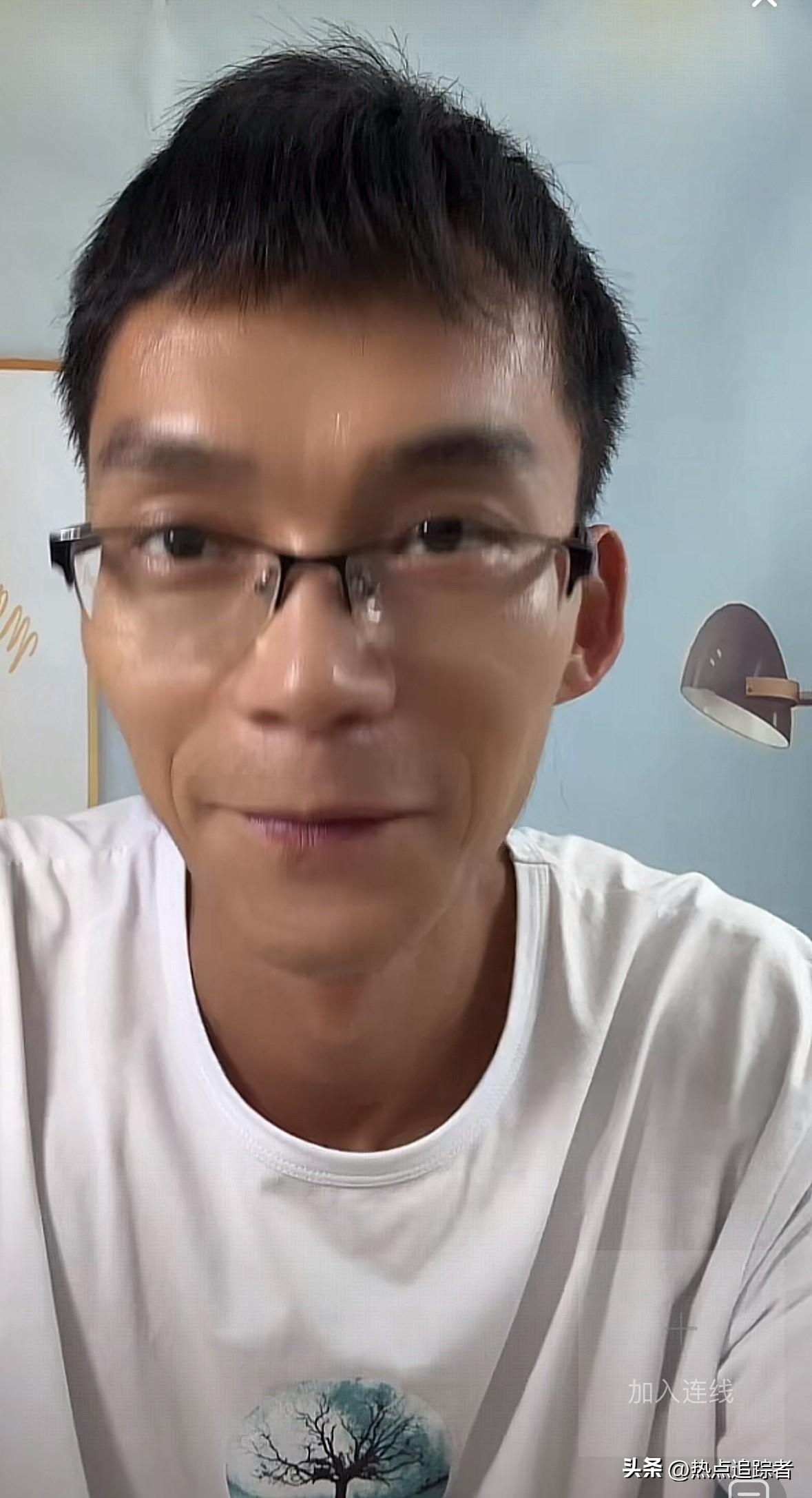 今晚，唐尚珺在他的出租屋内开启了直播。连线的首位网友与他年纪相仿，今年37岁。这