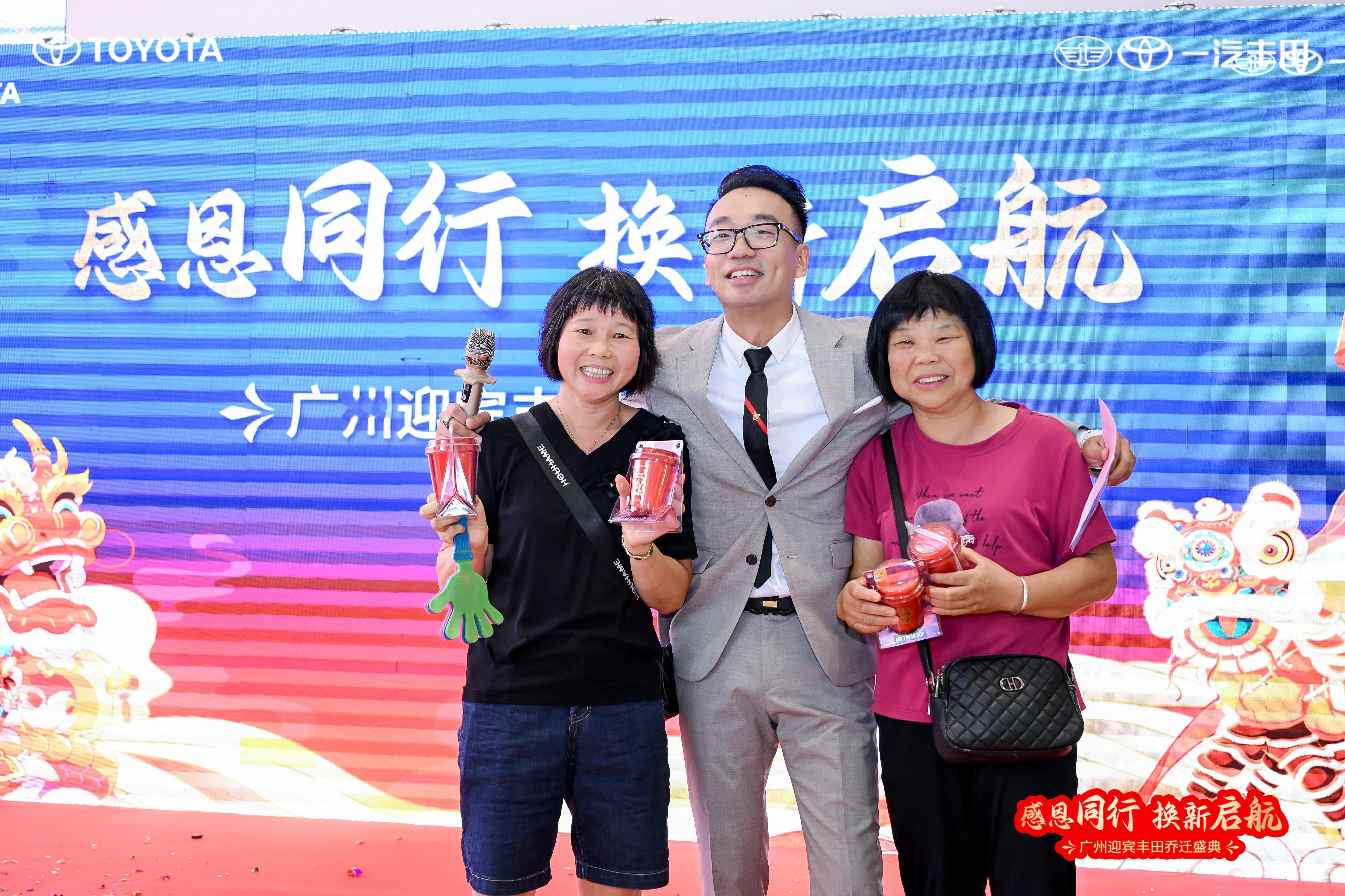 女粉丝热情得我都有点不好意思[害羞] ​​​